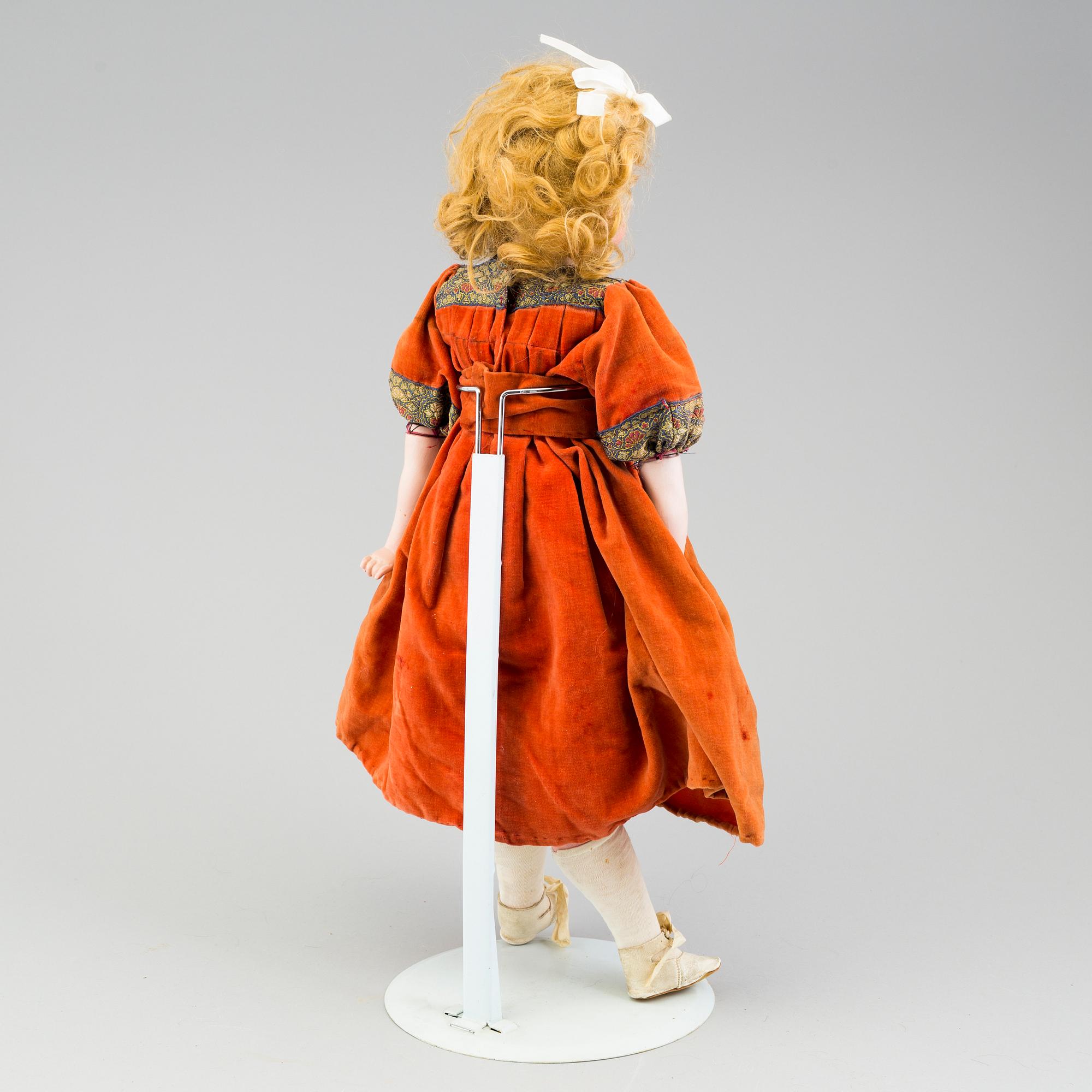 a Armand Marseille porcelaine doll from around 1900.