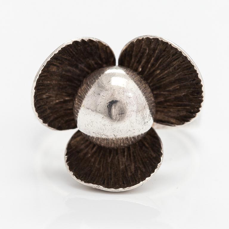 Elis Kauppi, A sterling silver ring. Kupittaan kulta, Turku 1970.