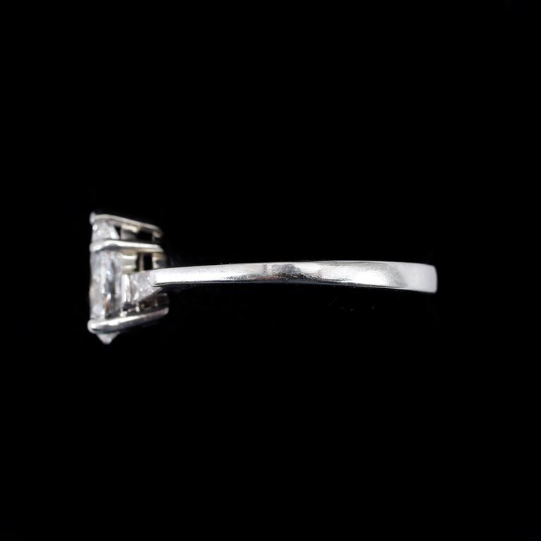 RING, 18k vitguld med päronslipad diamant ca 1,01ct samt två små trapetsslipade diamanter. Vikt 2g.