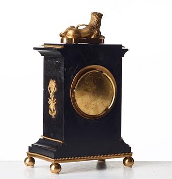 BORDSPENDYL, av Per Henrik Beurling (urmakare i Stockholm 1783 -1806 (1830), Empire.