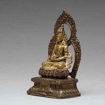 AMITHAYUS, kallförgylld kopparlegering. Tibet, 17/1800-tal.