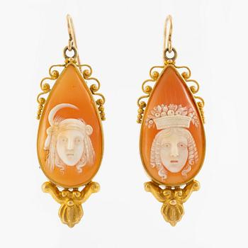 A pair of earrings in 18K gold with shell cameos.