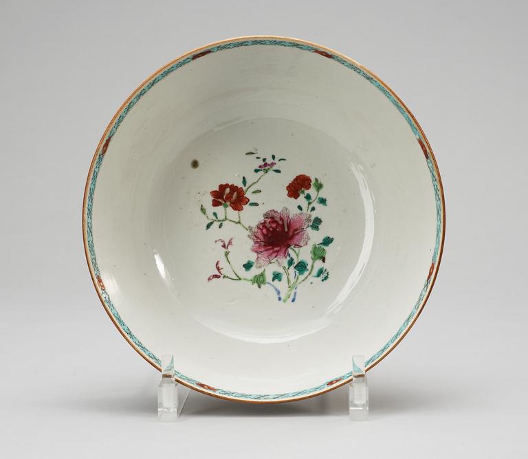 A Chinese Qianlong (1736-95) bowl.