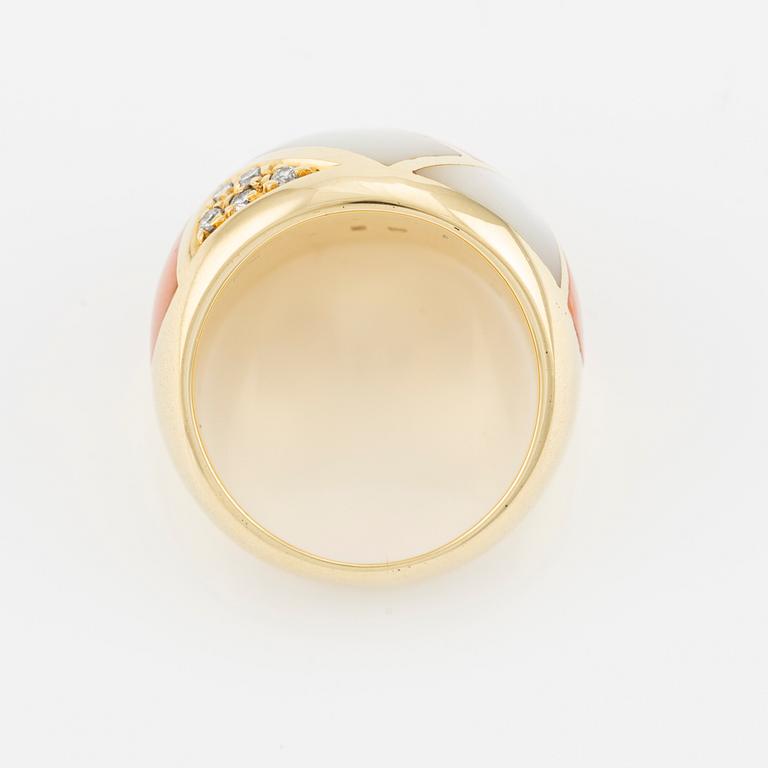 Ring, 18K guld med korall, pärlemor och briljantslipade diamanter, Italien.