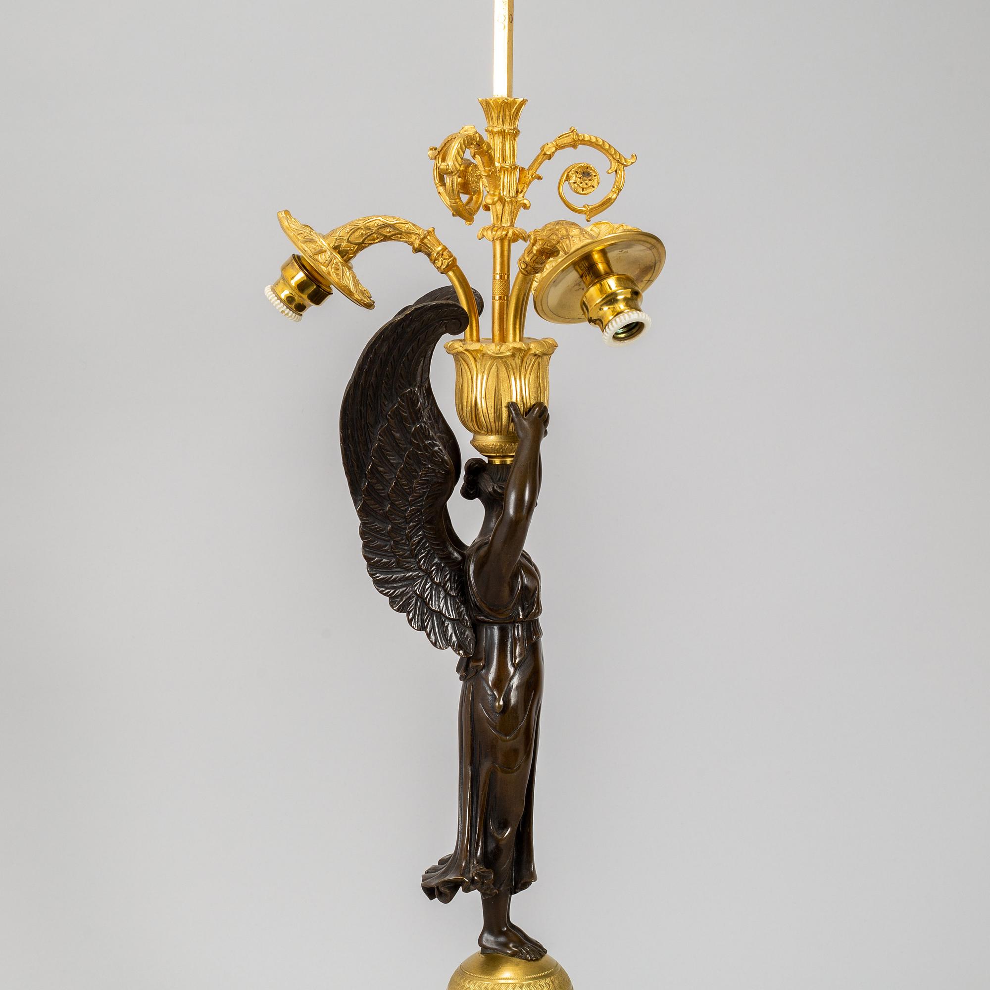 BORDSLAMPA, förgylld och patinerad brons, empirestil, 1800-talets andra hälft.