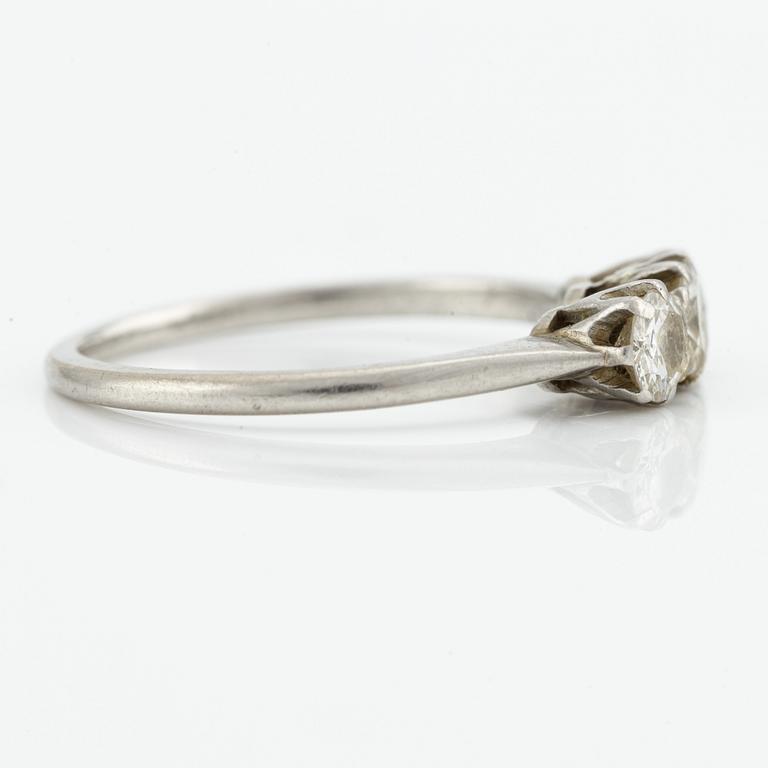 Ring, platinum with three brilliant-cut diamonds.
