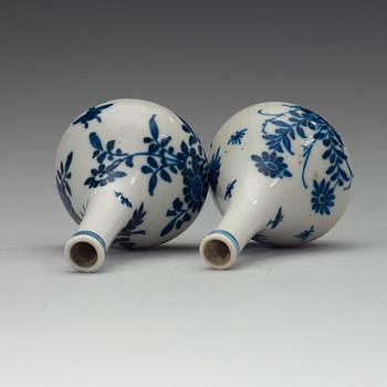 A set of two blue and white miniature vases, Qing dynasty 19th century.