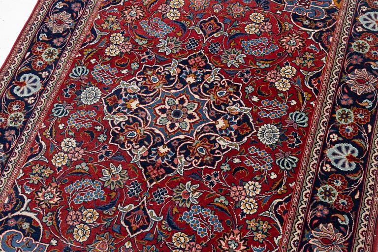 An oriental carpet, approx. 170 x 100 cm.