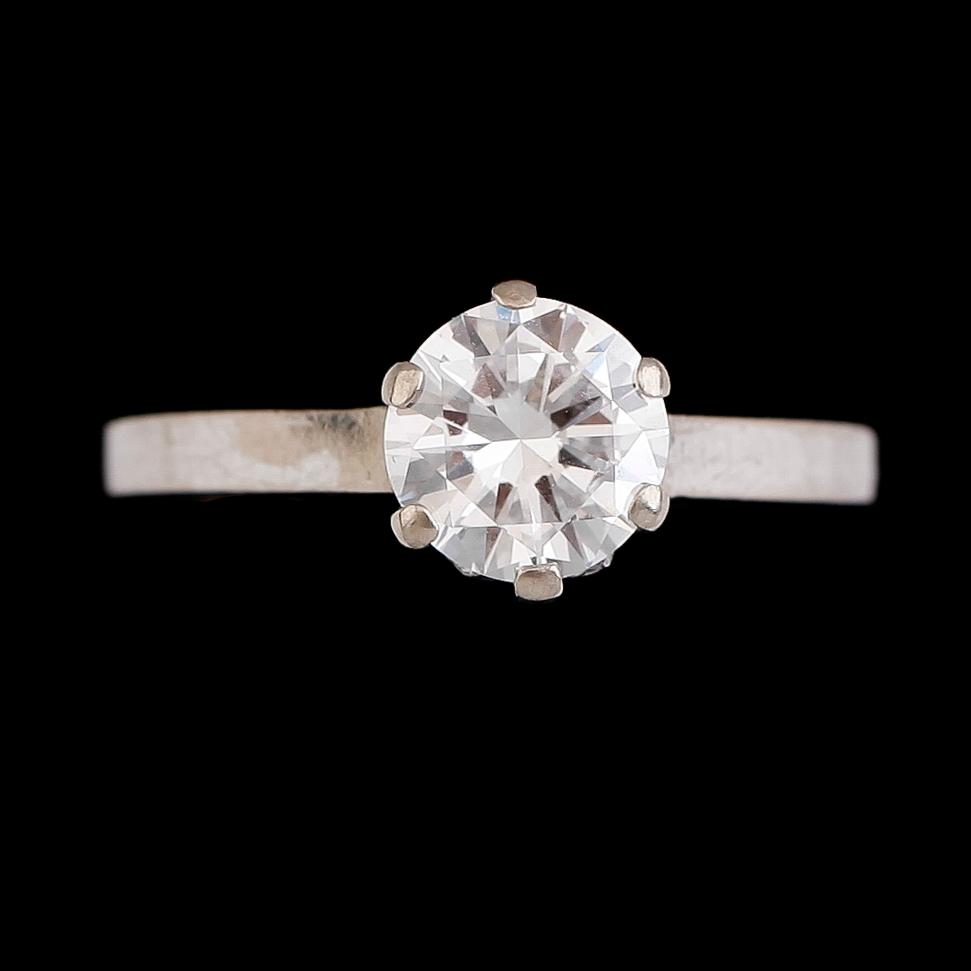 RING, 18K vitguld, solitär briljantslipad diamant ca 1.06 ct, svenska stämplar 1974.