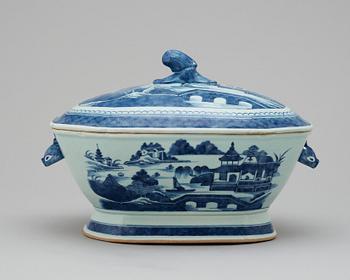 A blue and white tureen with cover. Qing dynasty Qianlong (1736-95).