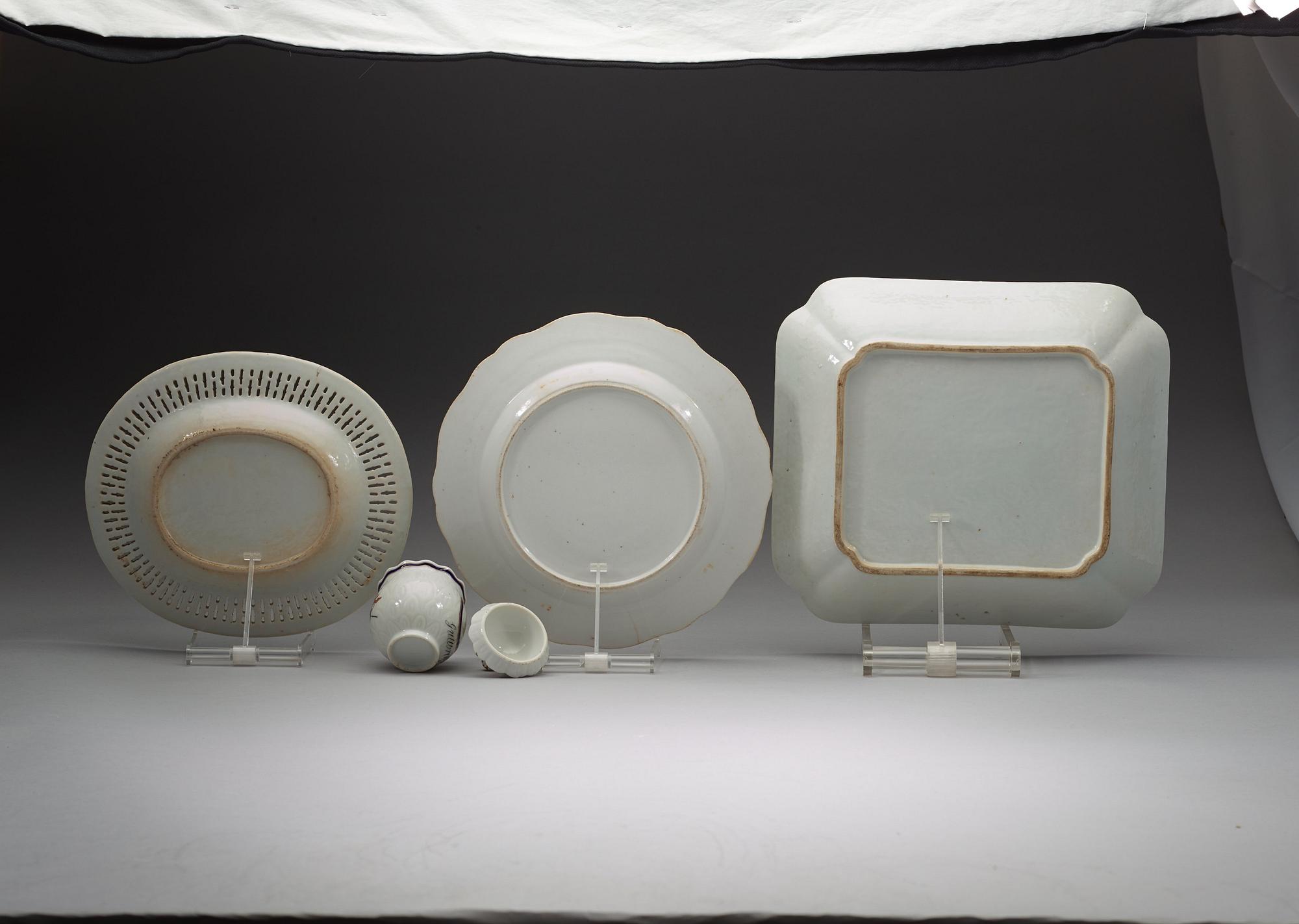 SERVISDELAR, 17 stycken, kompaniporslin. Qingdynastin Qianlong (1736-96).