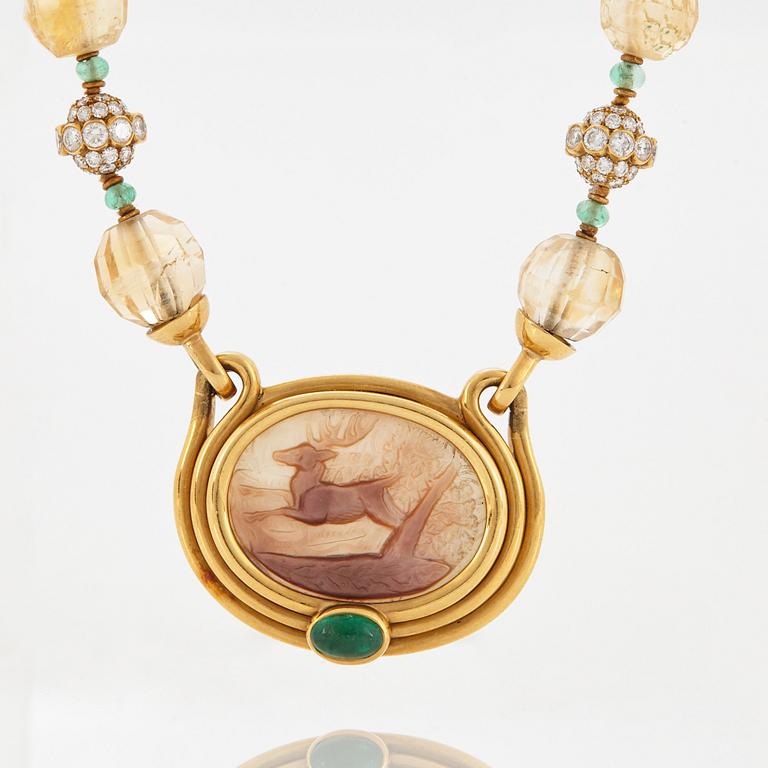 A Bulgari necklace in 18K gold with a mother of pearl cameo.