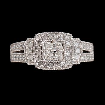 RING, 10 k vitguld, diamanter tot ca 0.50 ct. Vikt ca 3,4 g.