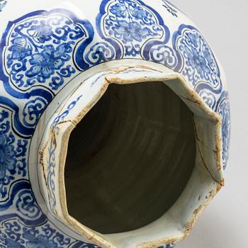 Three massive blue and white faiance vases, Delft, 18th century.