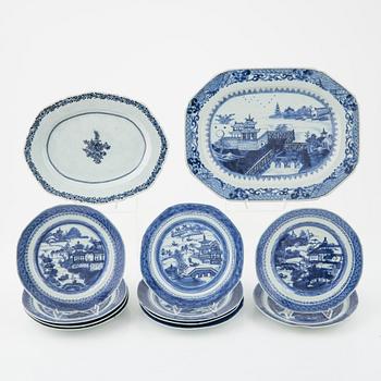 Two blue and white serving dishes and 10 plates, Qing dynasty, 18th/19th Century.