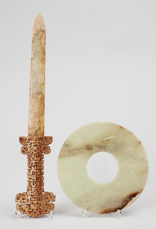 SVÄRD samt SOLSKIVA, metall och sten, Kina 1900-tal.