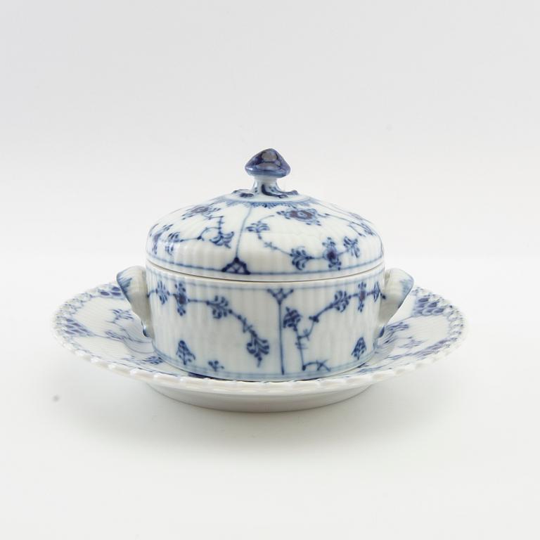 Service "Musselmalet" 15 pcs Royal Copenhagen Denmark late 20th century.