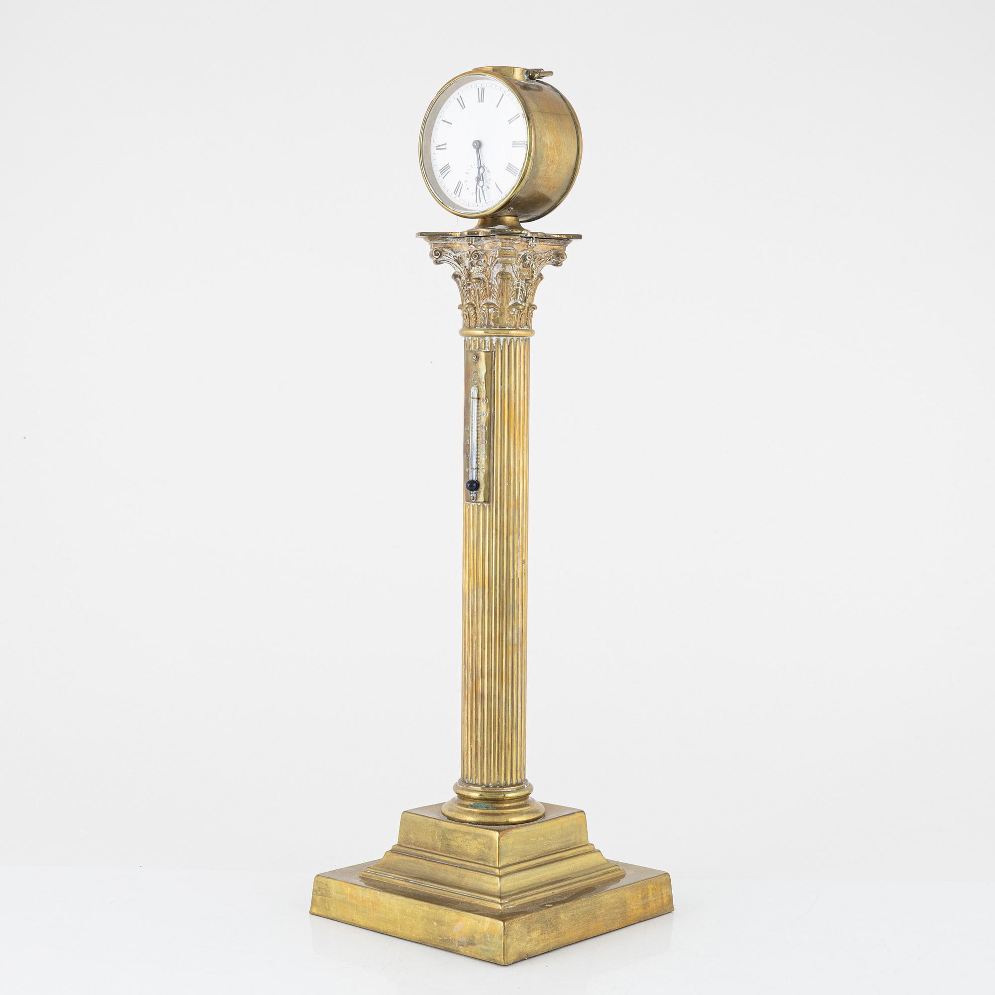 A table clock with a thermometer, around the year 1900.