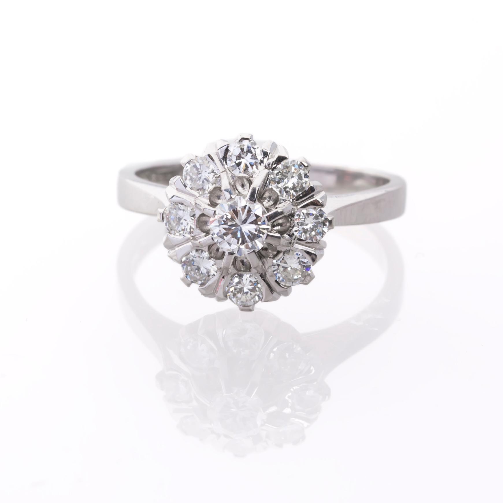 RING, 18K vitguld med briljantslipade diamanter, enligt gravyr 0.81 ct. Ragner Lennart, Göteborg, 1974.