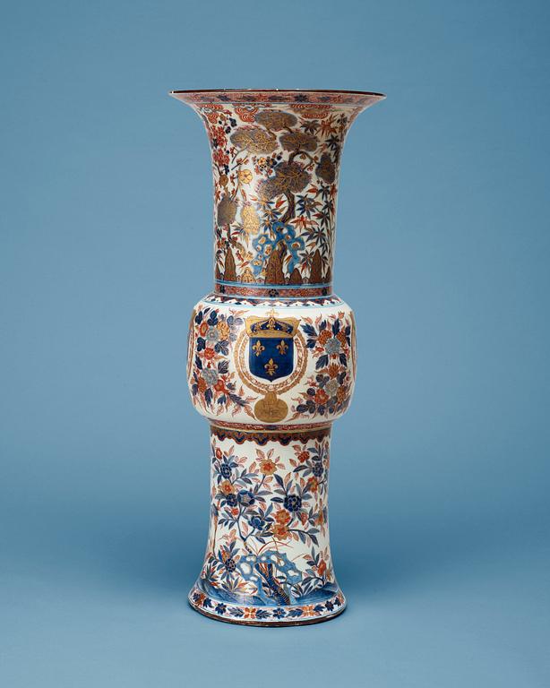 A large armorial imari vase, Qing dynasty, early 18th Century.