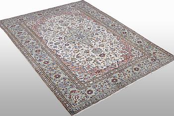 A carpet, Kashan, ca 291 x 201 cm.