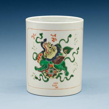 1456. A famille verte brush pot, Qing dynasty, 18th Century.