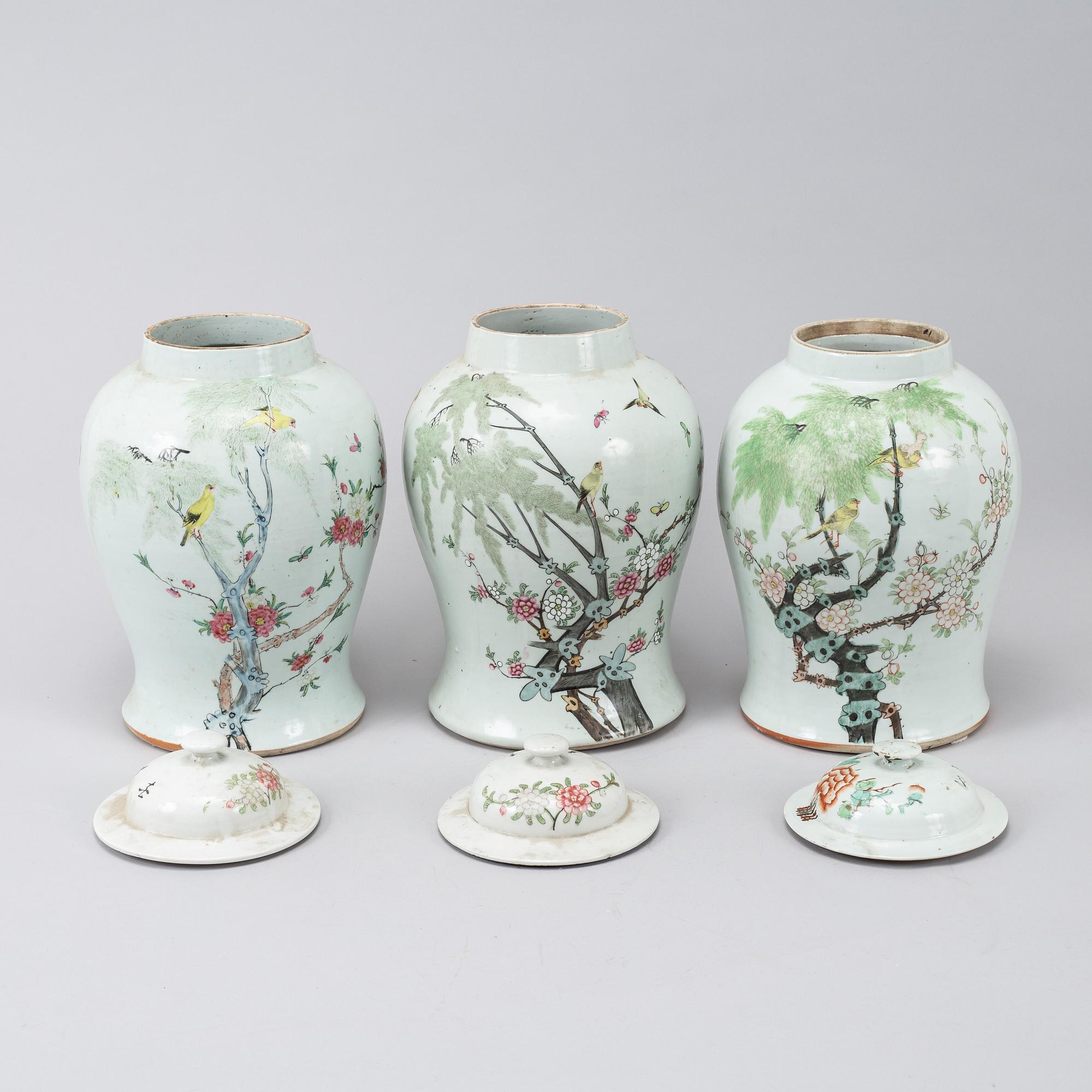 Four Chinese famille rose jars/vases with 3 covers, 20th century.