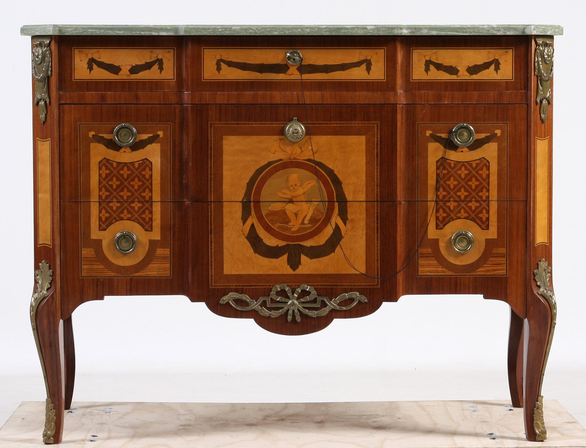 BYRÅ, gustaviansk stil, 1900-tal.