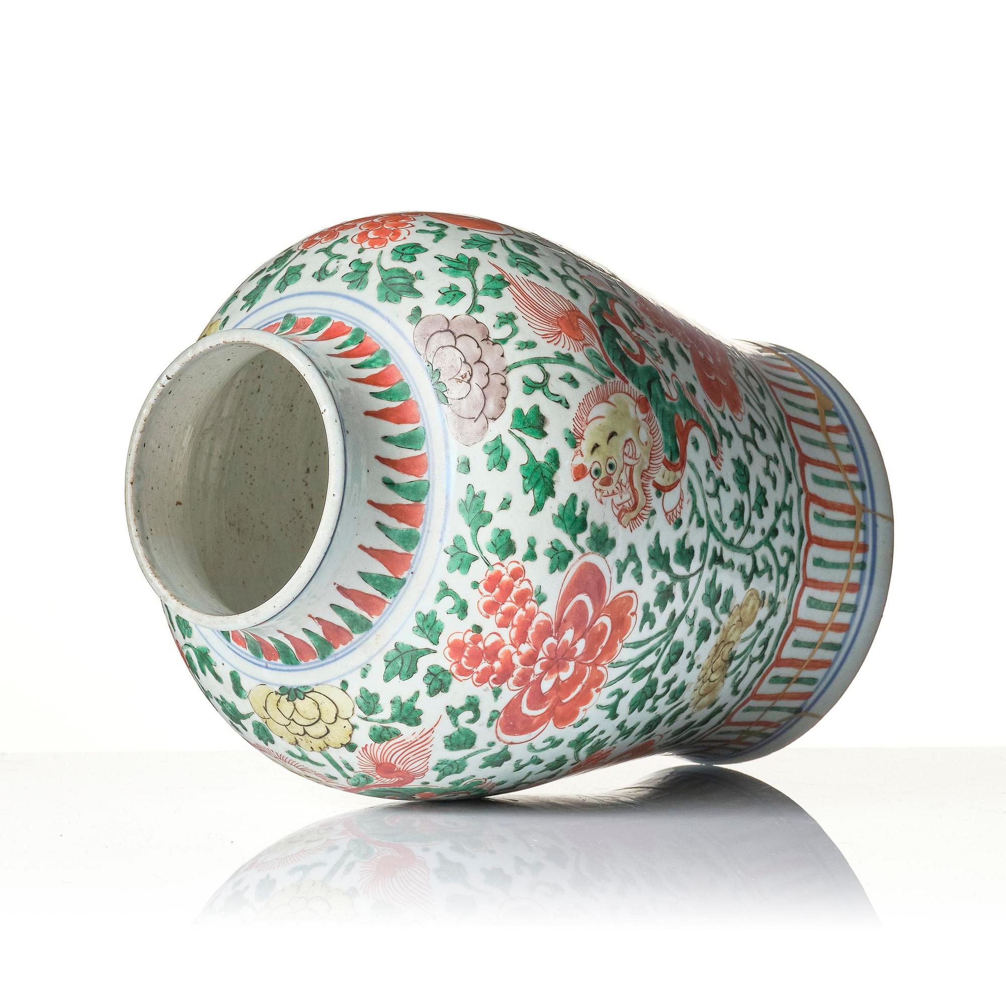 Urna, porslin. Transition, 1600-talets mitt.