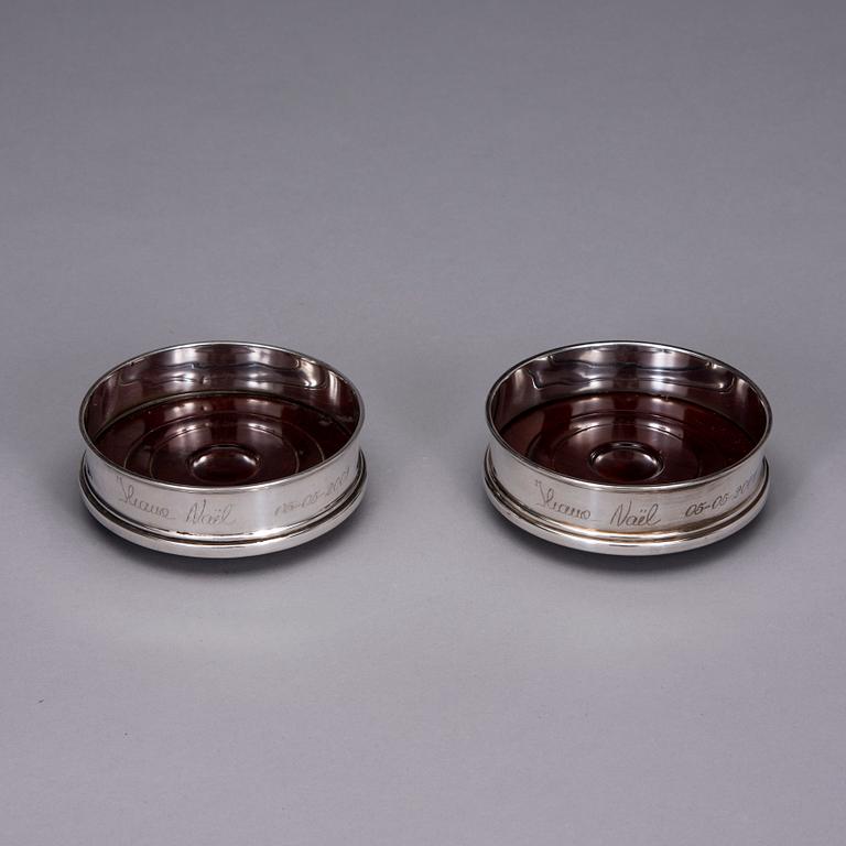 COASTERS, ett par, sterlingsilver, R. Carr Ltd, Sheffield 2000.