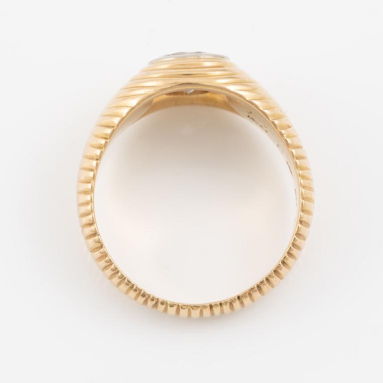 Ring, 18K gold with a round brilliant-cut diamond.