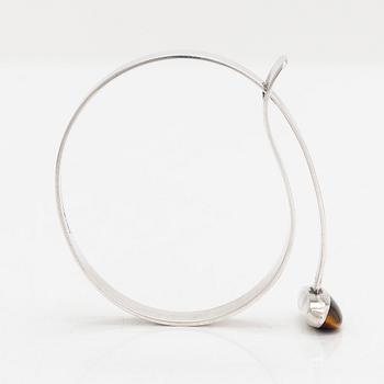 Elis Kauppi, Armband, silver och tigeröga. Kupittaan kulta, Åbo 1961.