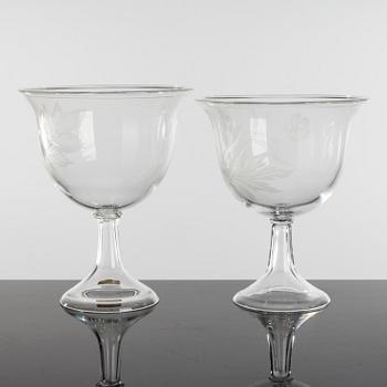 LISA BAUER, skålar på fot, 2 st, glas, signerade, Kosta, 1979.