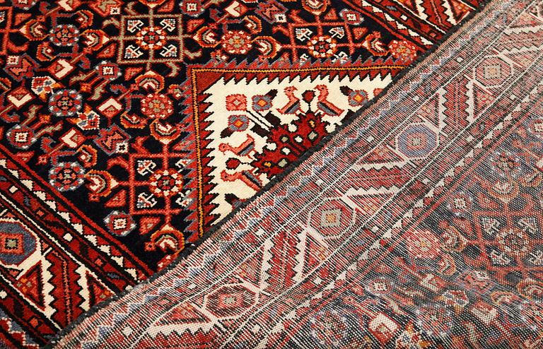 A Hamadan carpet, ca 325 x 115 cm.