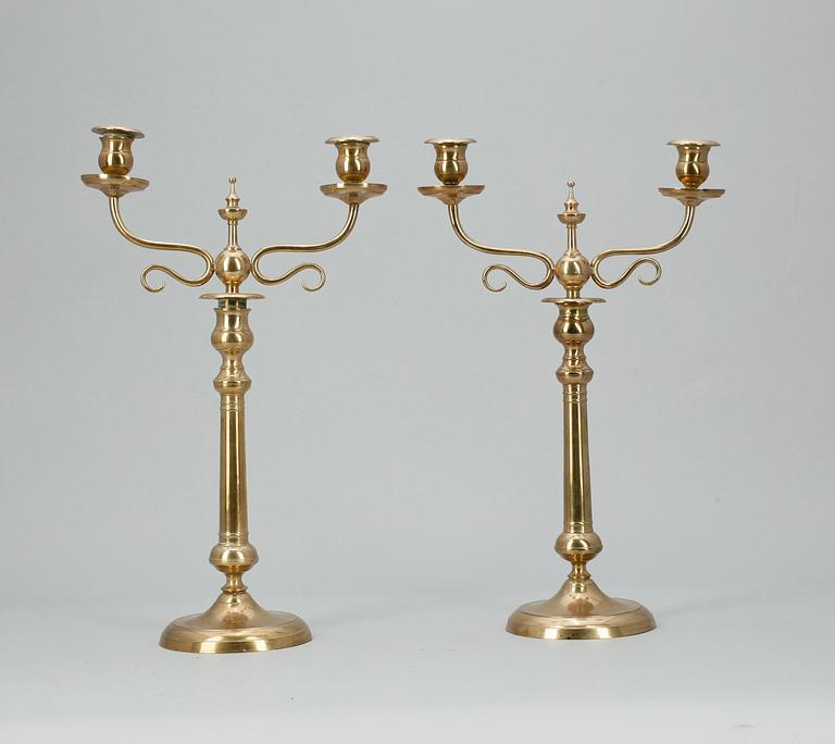KANDELABRAR, ett par, mässing, omkring sekelskiftet 1900.