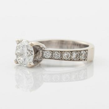 Ring med briljantslipad diamant.