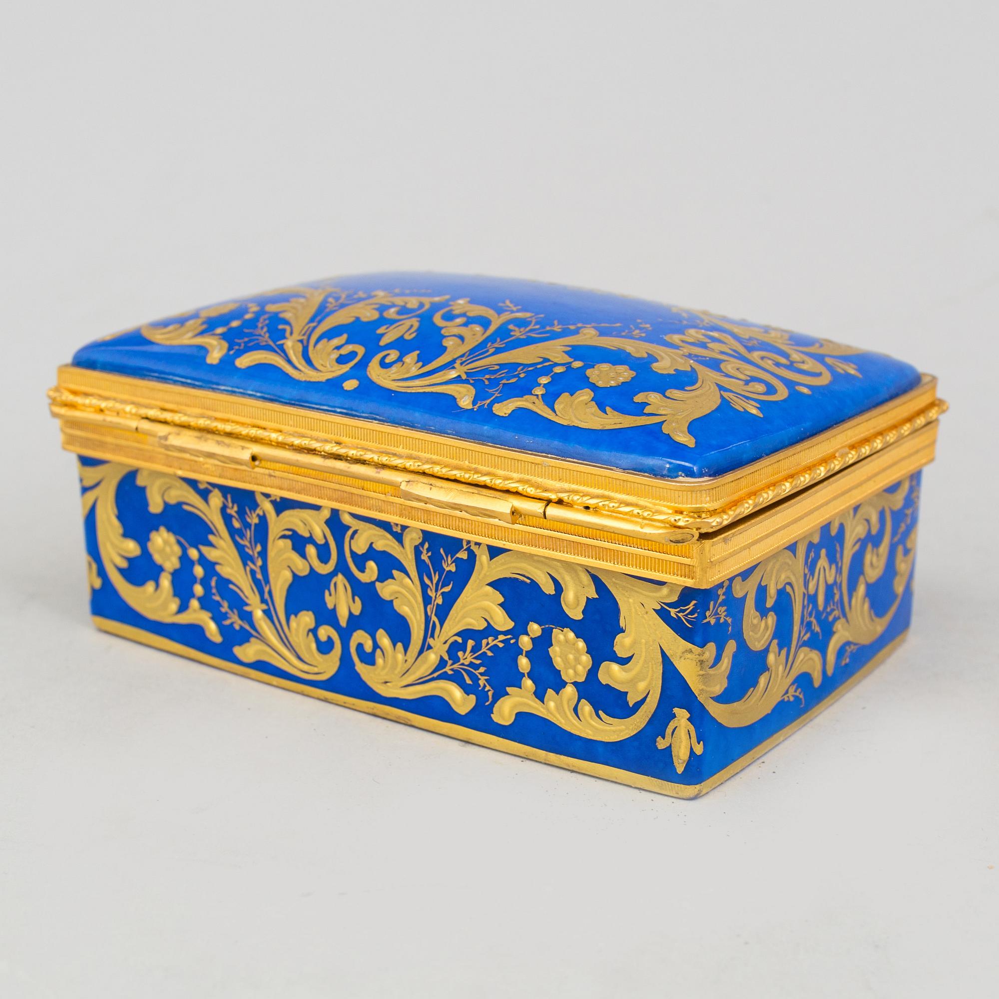 LIMOGES , ASK, porslin, signerad "JJ". Frankrike, 1958.