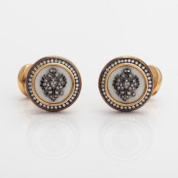 A pair of 18K gold cufflinks with brilliant cut diamonds ca. 0.90 ct in total.