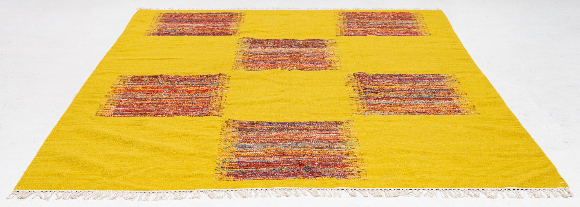 A flat-woven carpet, approx. 298 x 214 cm.