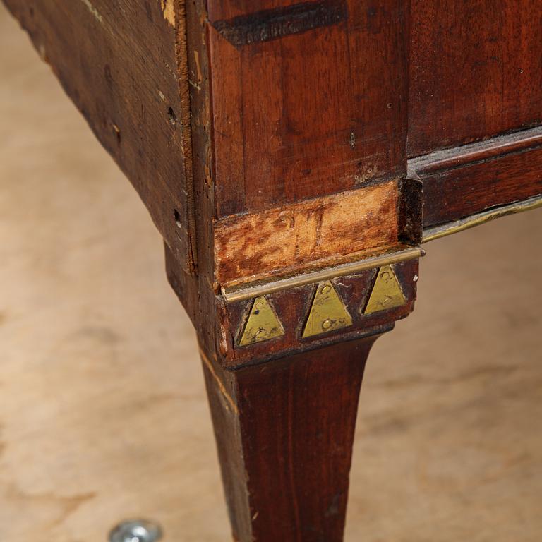 A late Gustavian mahogany chest of drawers.