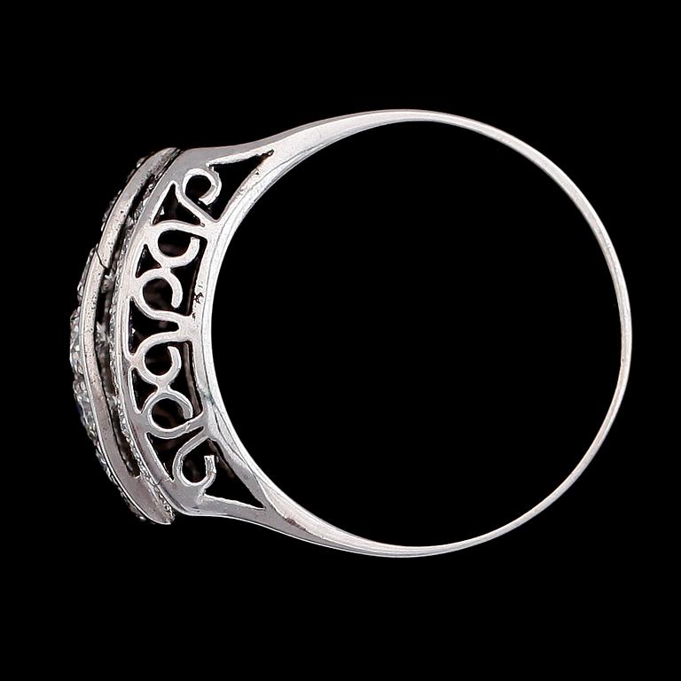 RING, 18 k vitguld, Stigbert, briljantslipade diamanter tot ca 0.72 ct. Vikt ca 5,1 g.