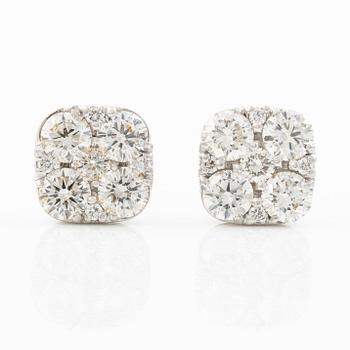 Ett par örhängen 18K vitguld med runda briljantslipade diamanter.