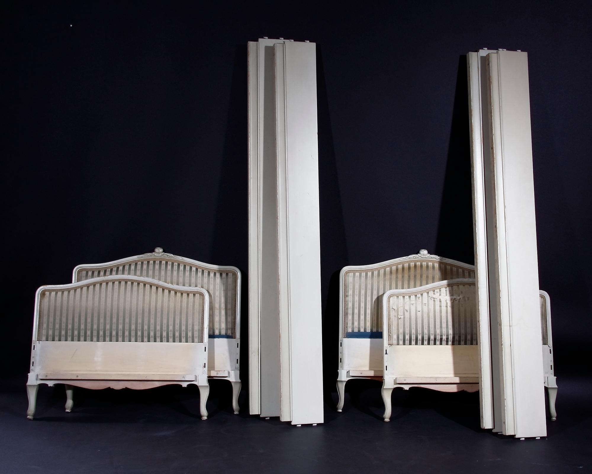 SÄNGAR, ett par, rokokostil.