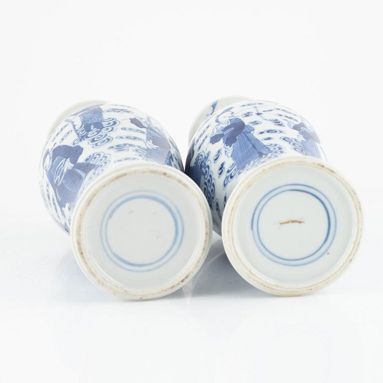 A pair of Chinese blue and white vases, late Qing dynasty/first half of 20th century.