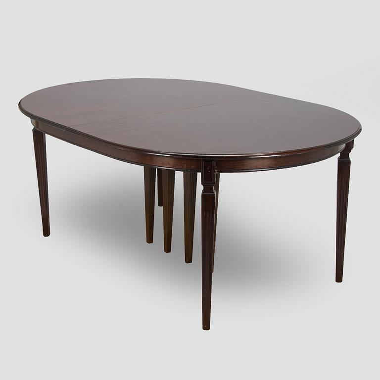 A dining table, Hepplewhite style, later half of the 20th century.