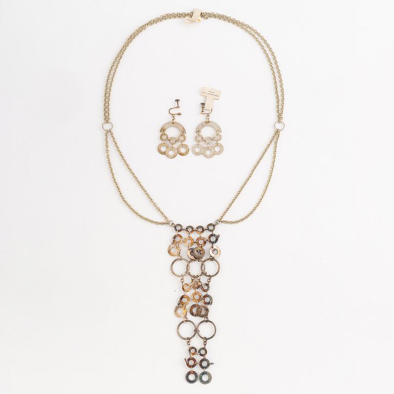 Siv Lagerström, collier och ett par örhängen i vit metall.
