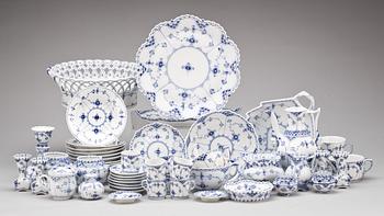 SERVISDELAR, ca 43 delar, porslin, "Musselmalet", Royal Copenhagen.
