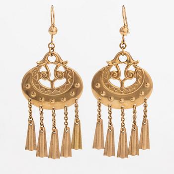 Germund Paaer, A pair of 14K gold earrings "Moon Goddess". Kalevala koru, Helsinki 1998.