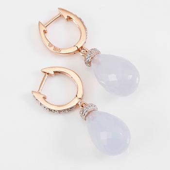 ÖRHÄNGEN, 1 par, 14K roséguld, kalcedoner och diamanter.