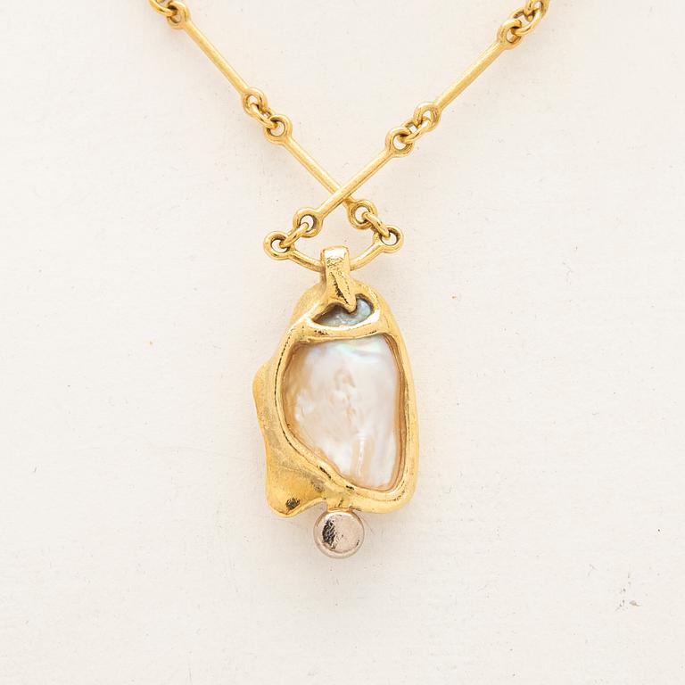 Magnus G:son Liedholm, Collier, 18k med pärlemor.